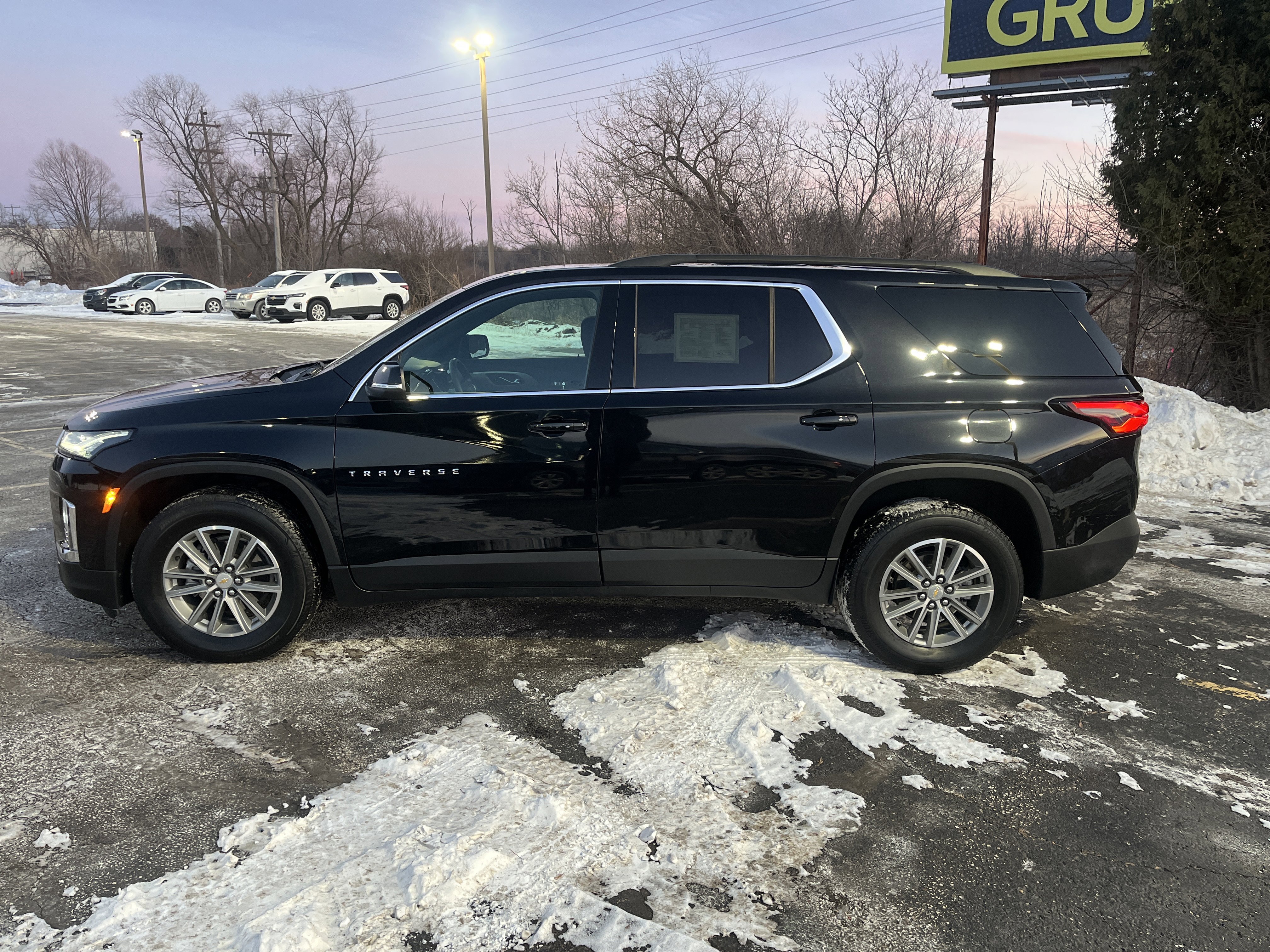 Used 2023 Chevrolet Traverse LT image 3