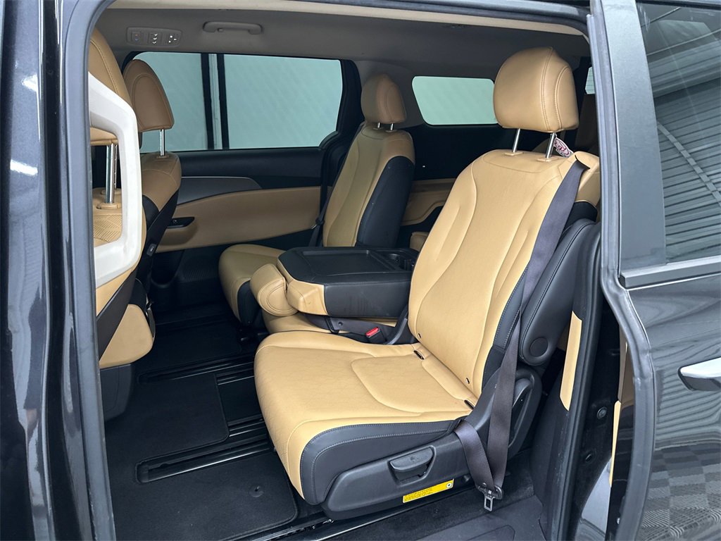 Used 2022 Kia Carnival LX image 22