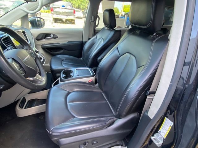 Used 2023 Chrysler Pacifica Touring-L FWD image 15