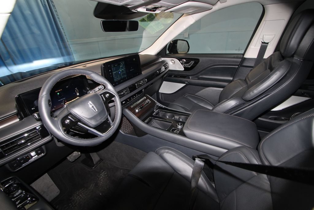 Used 2026 Lincoln Aviator Reserve AWD/4WD image 2