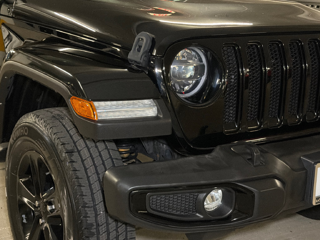 Used 2022 Jeep Wrangler Unlimited Sahara AWD/4WD image 9