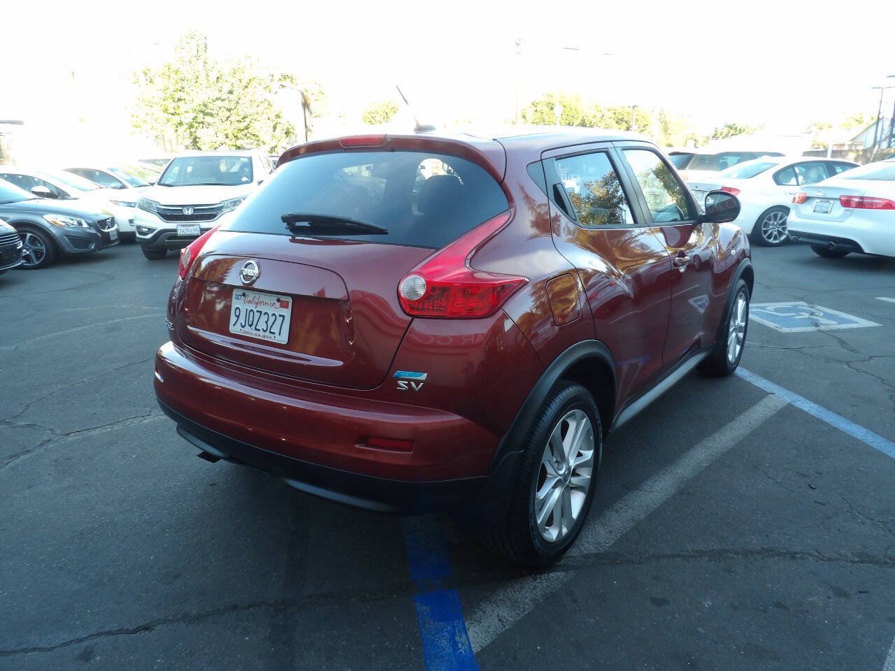 Used 2014 Nissan Juke SV w/ Interior Illumination Package FWD image 3