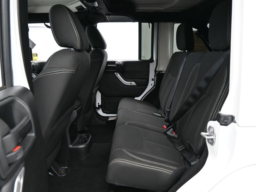 Used 2018 Jeep Wrangler Unlimited Sahara w/ Connectivity Group image 27
