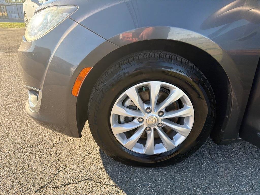 Used 2017 Chrysler Pacifica Touring-L image 37