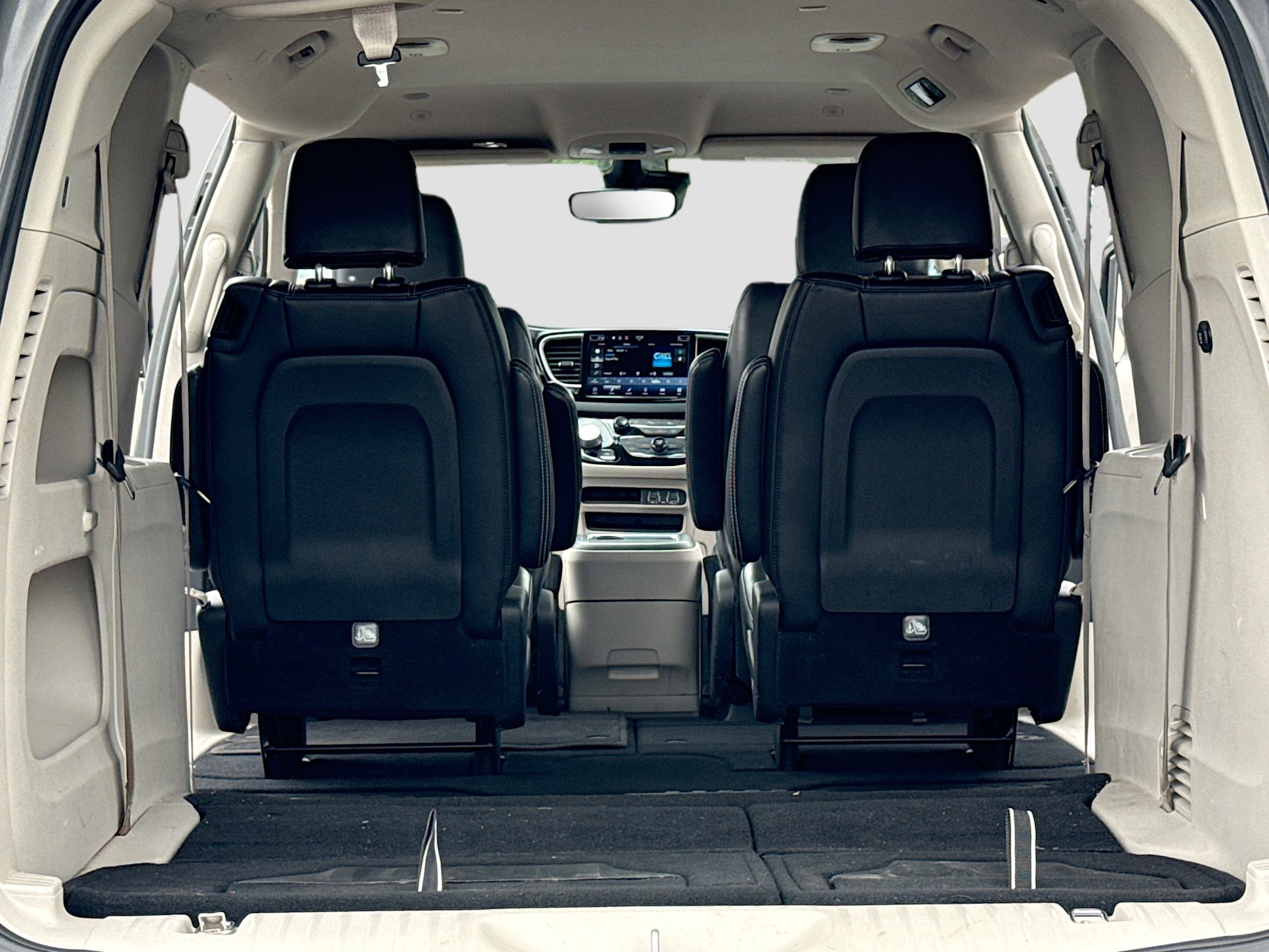 Used 2023 Chrysler Pacifica Touring-L FWD image 7