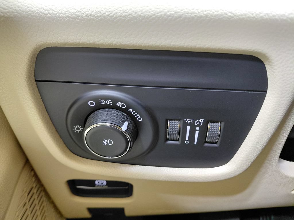 Used 2023 Jeep Grand Cherokee L Limited AWD/4WD image 41