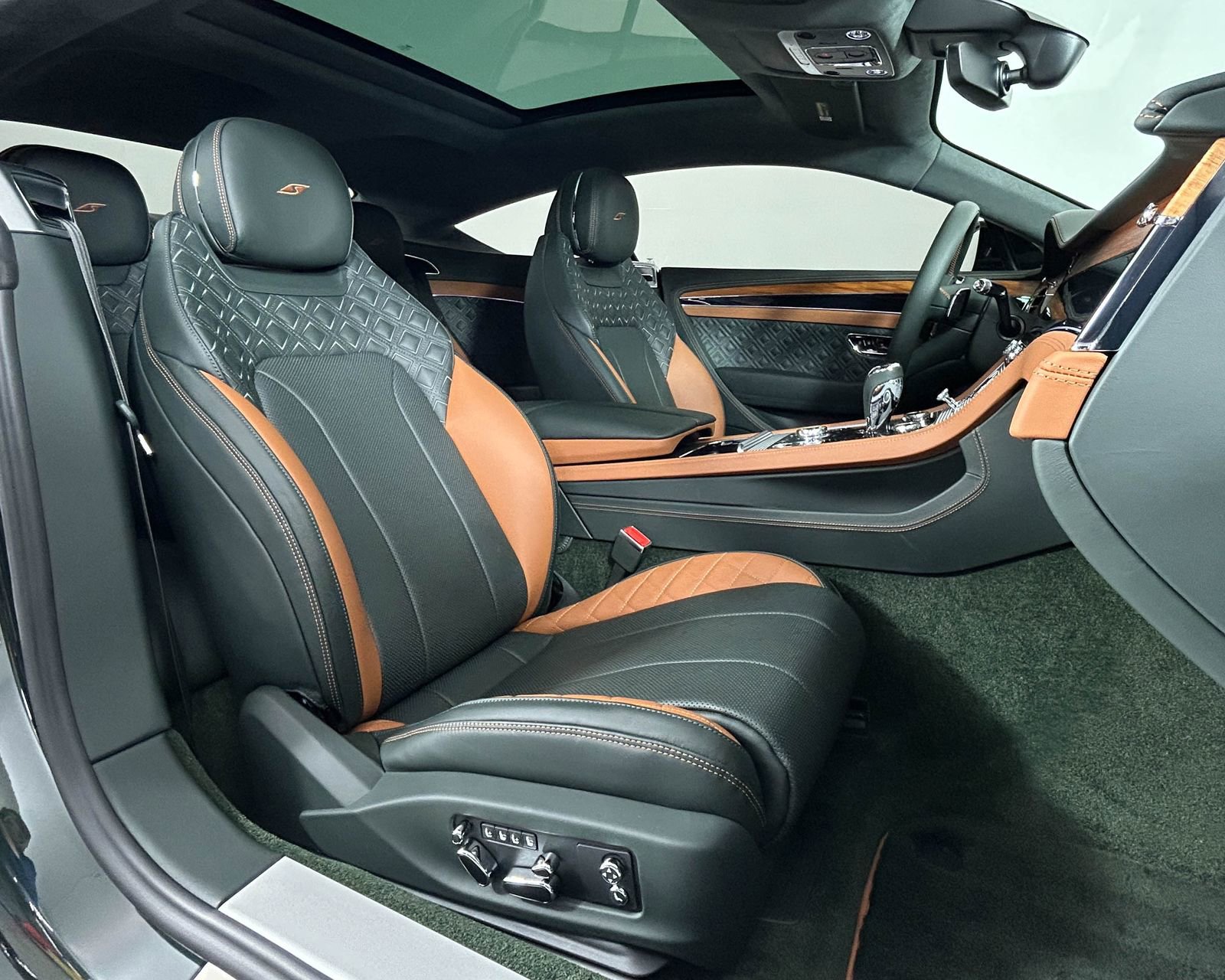 Used 2024 Bentley Continental GT V8 image 31