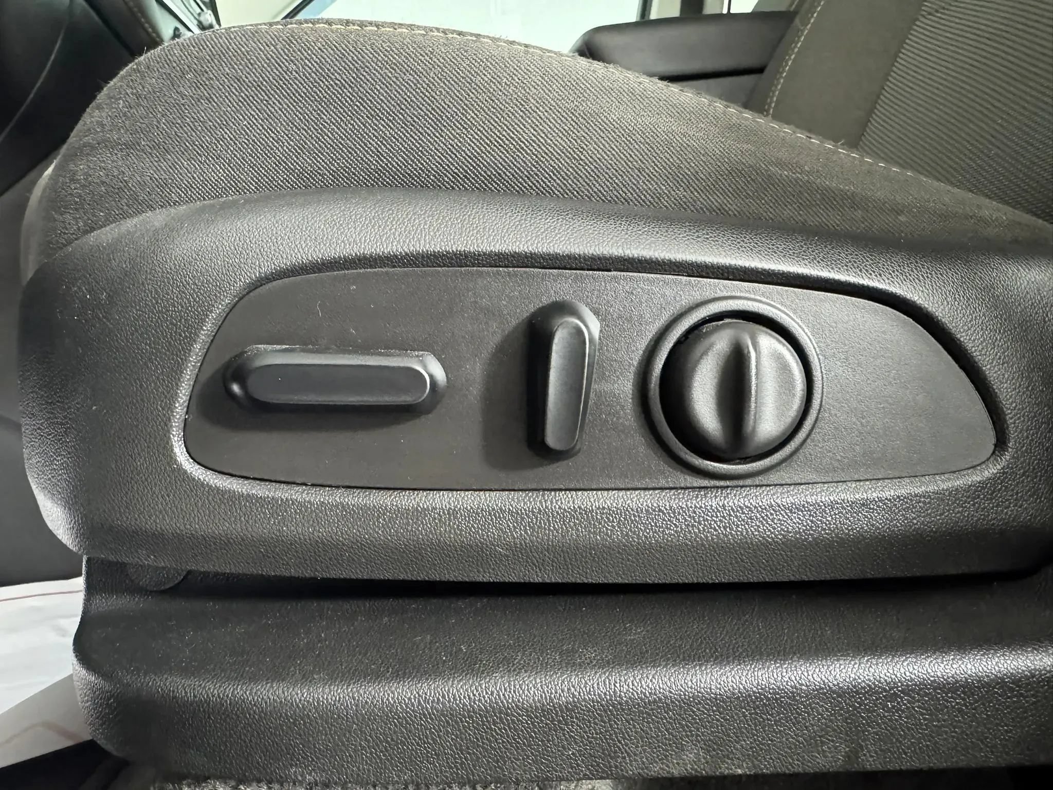 Used 2020 Chevrolet Traverse LT FWD image 34