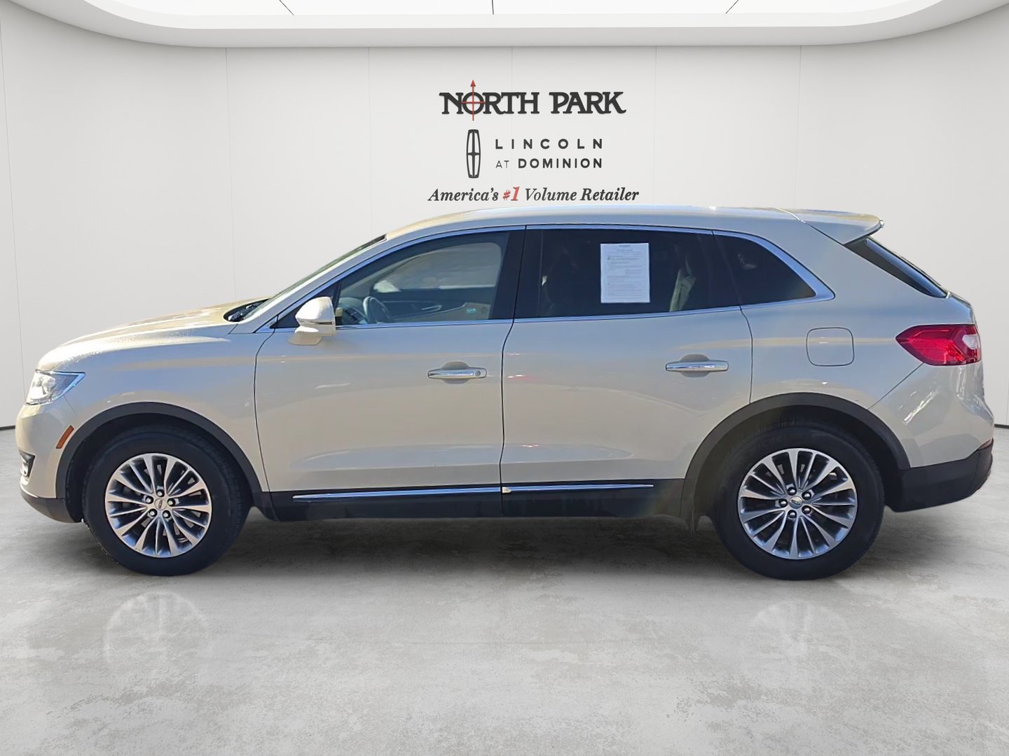 Used 2016 Lincoln MKX Select w/ Select Plus Package FWD image 2