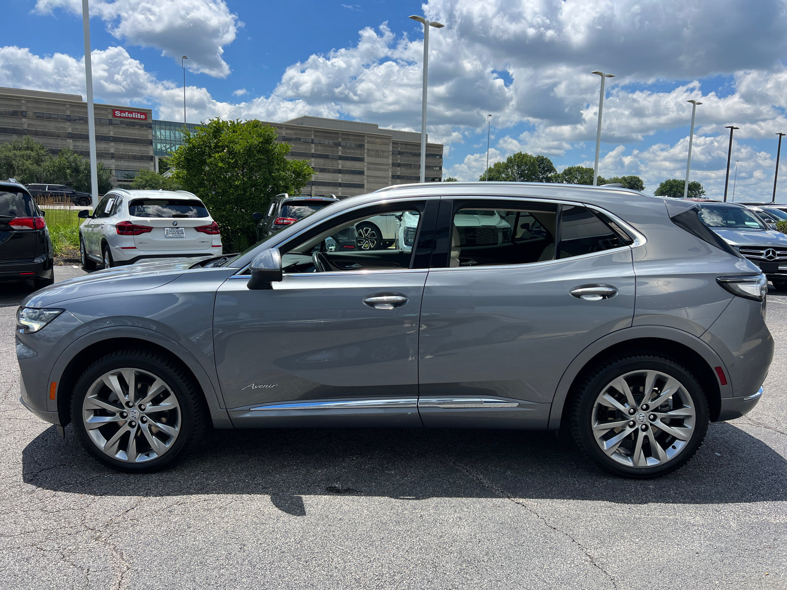 Used 2022 Buick Envision Avenir w/ Technology Package II FWD image 4