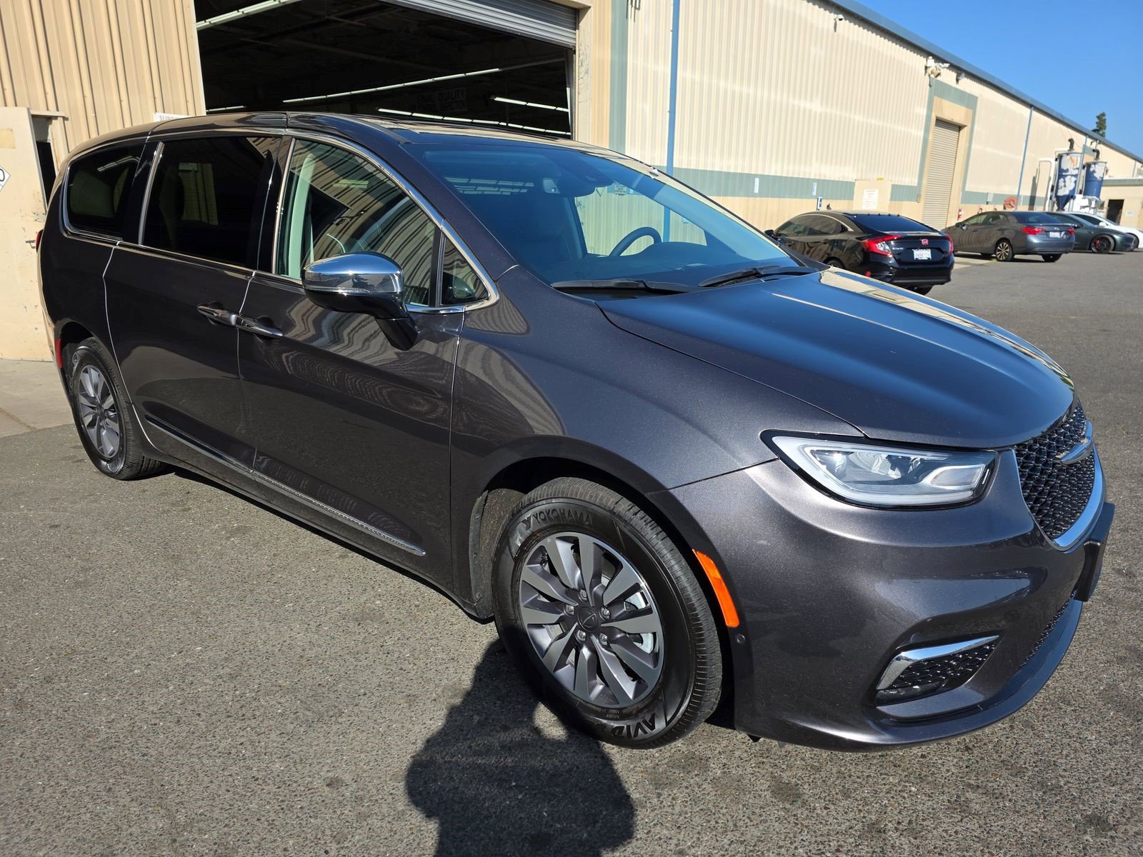 Used 2023 Chrysler Pacifica Limited w/ Uconnect Theater Family Group FWD image 2