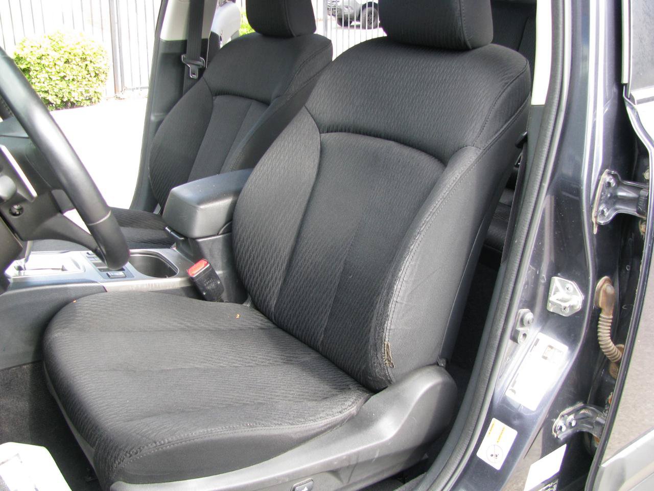 Used 2010 Subaru Outback 2.5i Premium AWD/4WD image 8