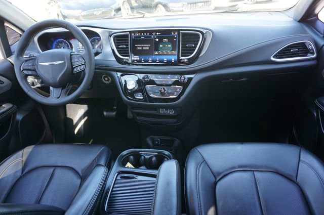 Used 2023 Chrysler Pacifica Touring-L w/ S Appearance Package image 6