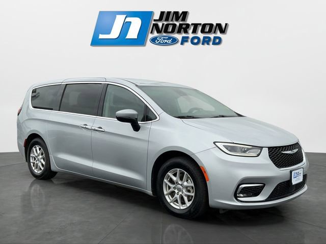 Used 2023 Chrysler Pacifica Touring-L image 1