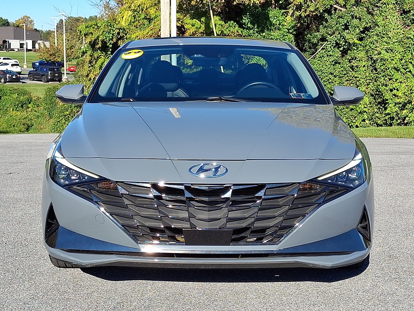 Used 2022 Hyundai Elantra Limited w/ Preferred Accessory Package FWD image 2