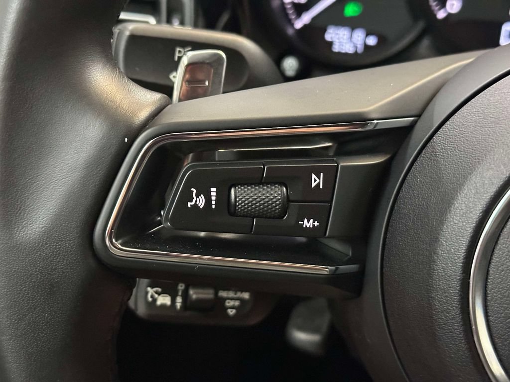 Used 2024 Porsche Macan AWD/4WD image 18