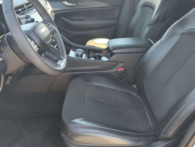 Used 2023 Jeep Grand Cherokee Altitude AWD/4WD image 11