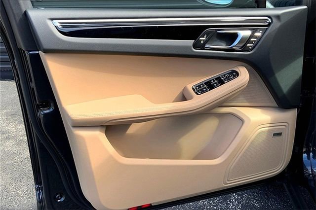 Certified 2026 Porsche Macan AWD/4WD image 27