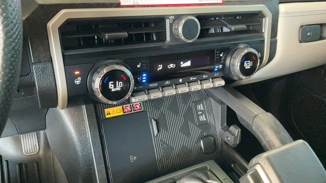 Used 2024 Toyota Tacoma Limited w/ Limited Package (LT) AWD/4WD image 17