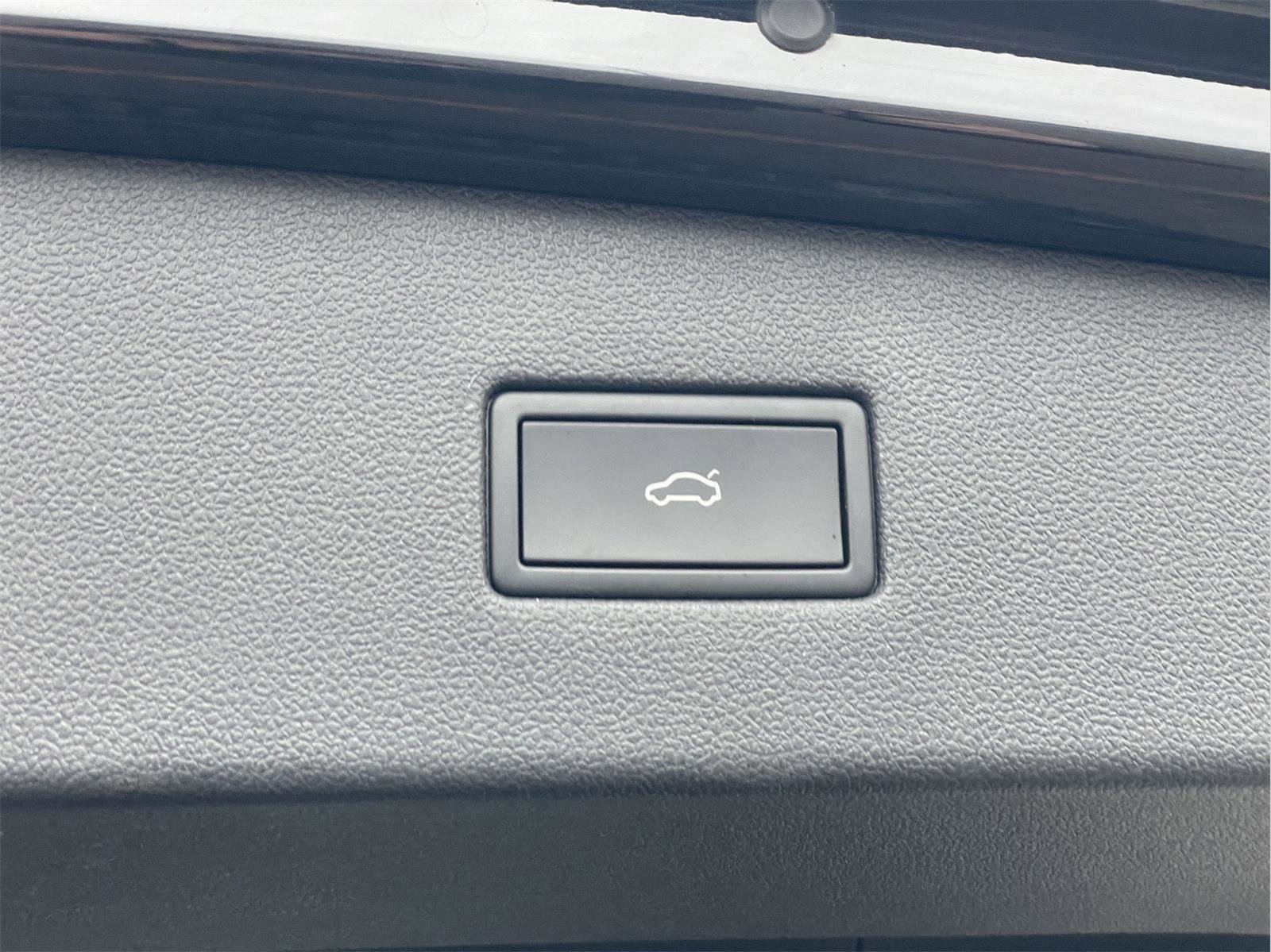 Used 2023 Volkswagen Tiguan SE R-Line image 11