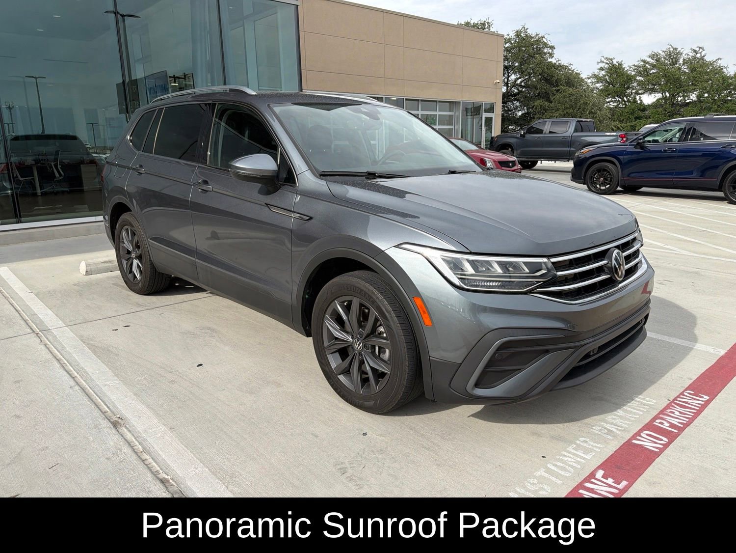 Used 2022 Volkswagen Tiguan SE w/ Panoramic Sunroof Package FWD image 3