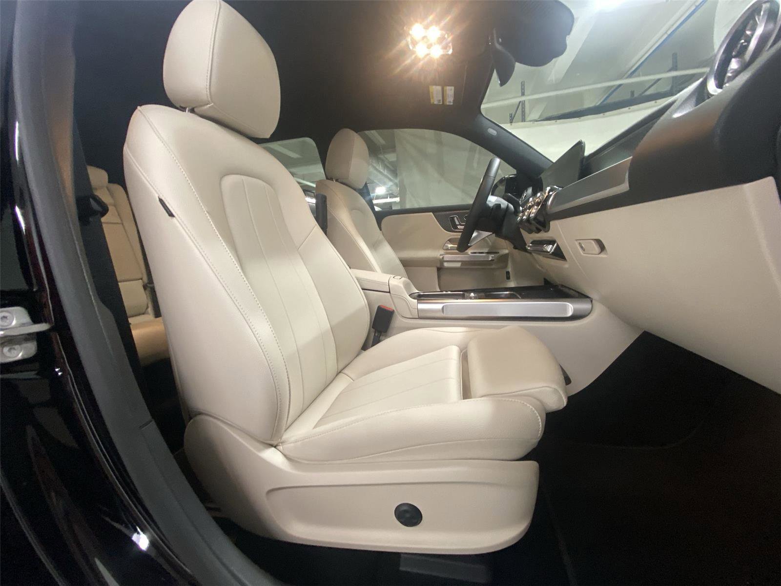 Used 2024 Mercedes-Benz EQB 300 4MATIC image 29