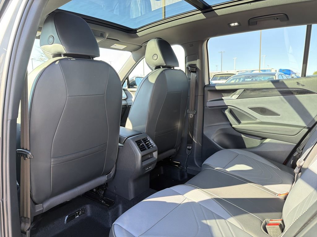 New 2026 Volkswagen Tiguan SE R-Line FWD image 13