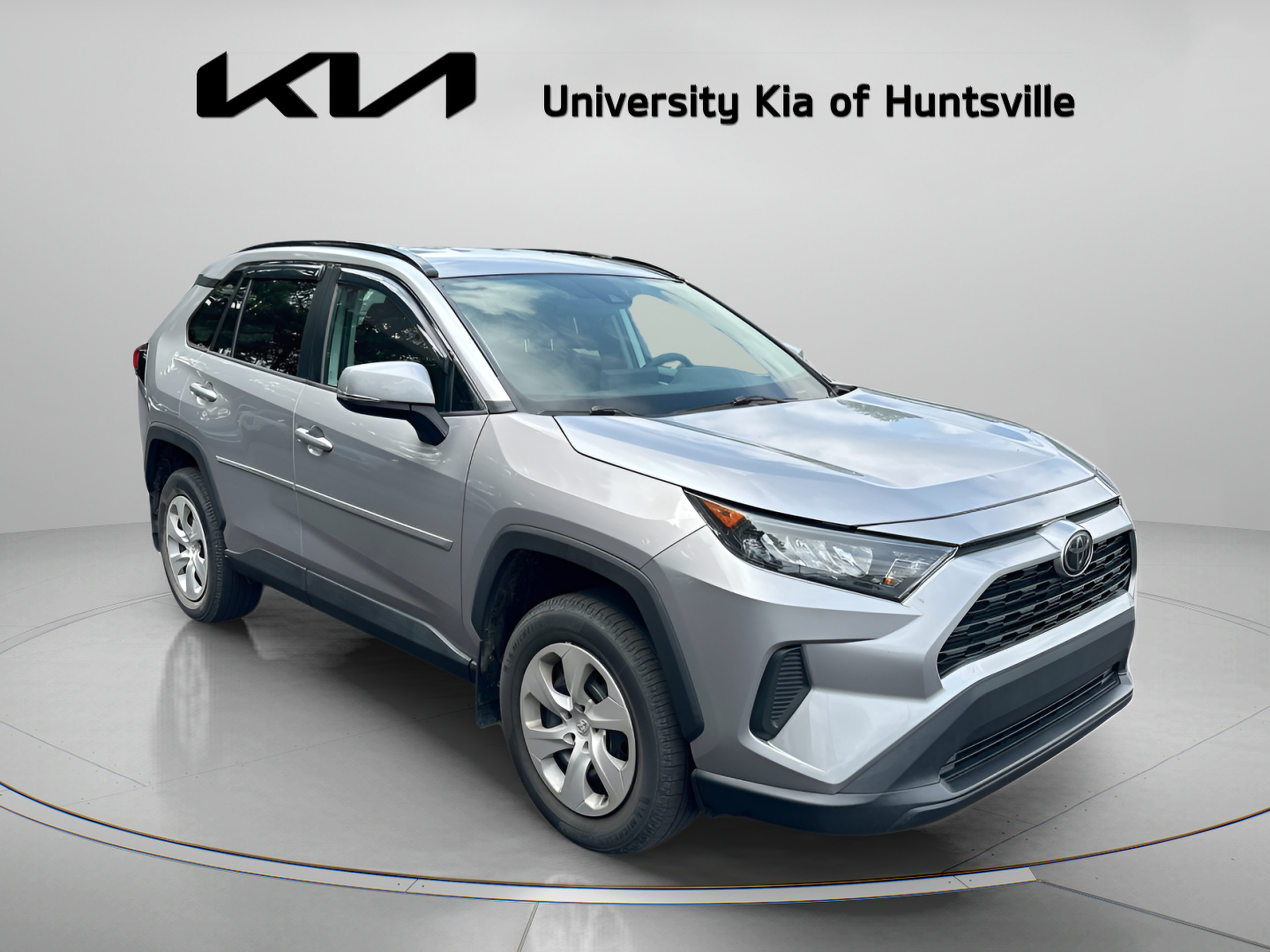 Used 2019 Toyota RAV4 LE FWD image 2