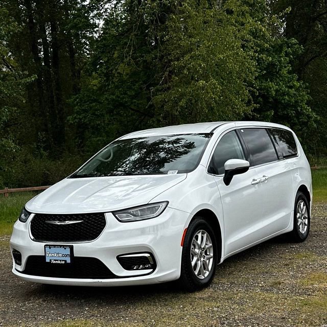 Used 2023 Chrysler Pacifica Touring-L FWD image 4