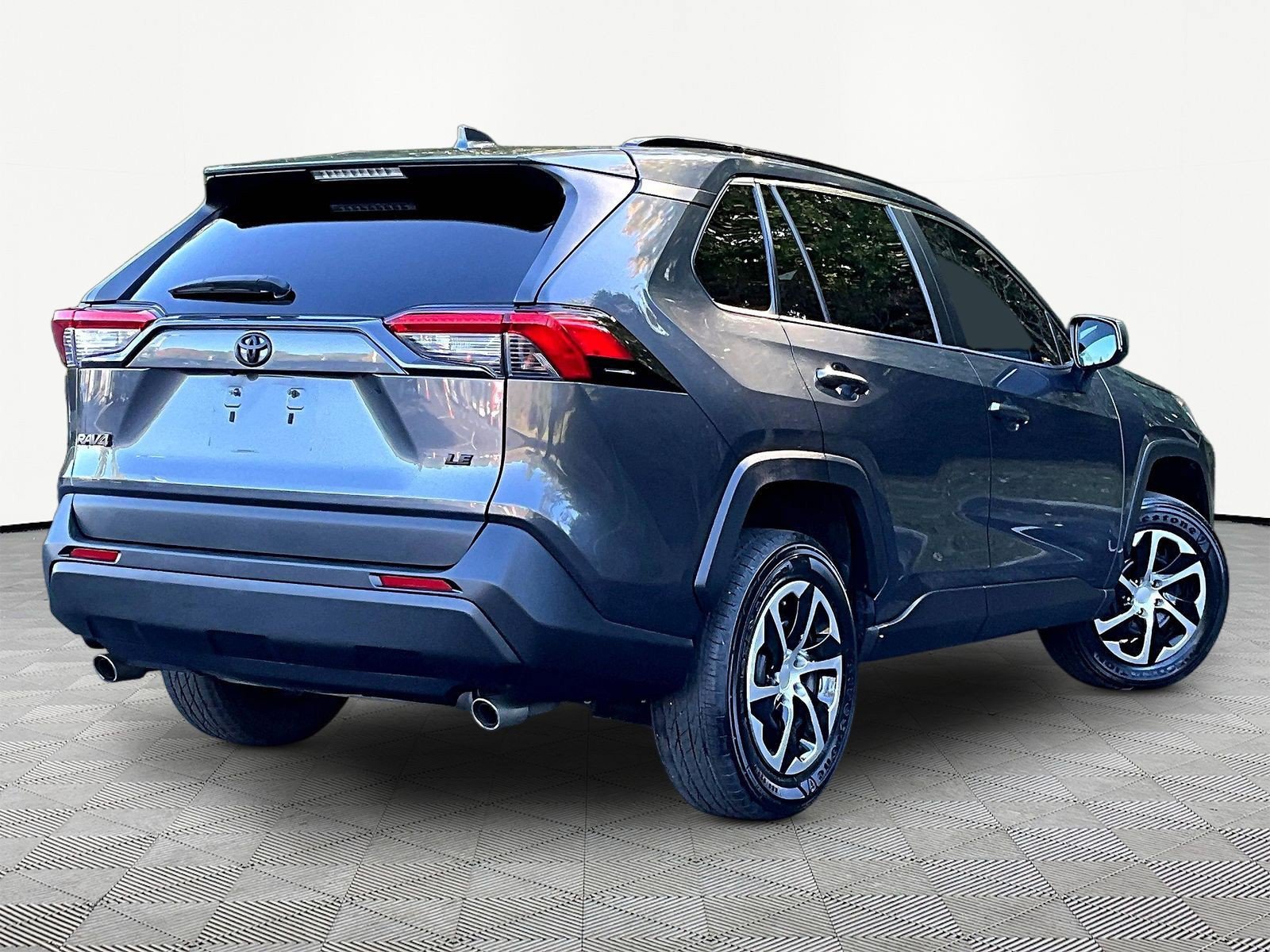 Used 2019 Toyota RAV4 LE FWD image 6