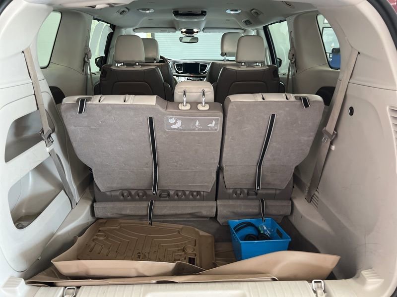 Used 2017 Chrysler Pacifica Touring-L FWD image 8