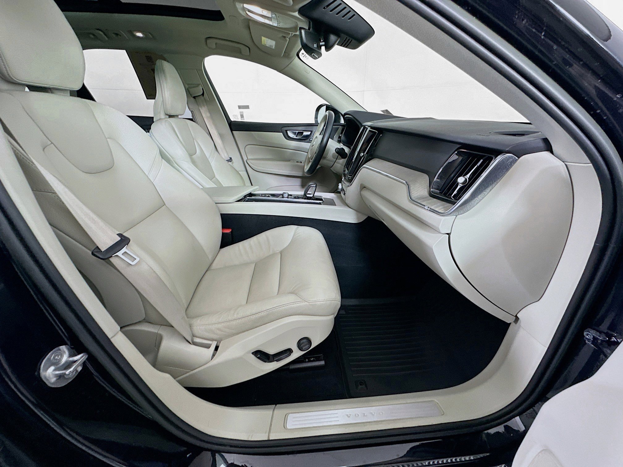 Used 2023 Volvo XC60 B5 Plus w/ Climate Package image 32