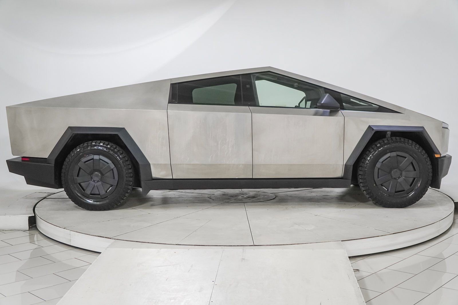 Used 2025 Tesla Cybertruck AWD Crew Cab image 17