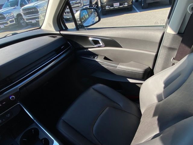 Used 2025 Kia Carnival SX w/ SX Dark Edition Package image 26