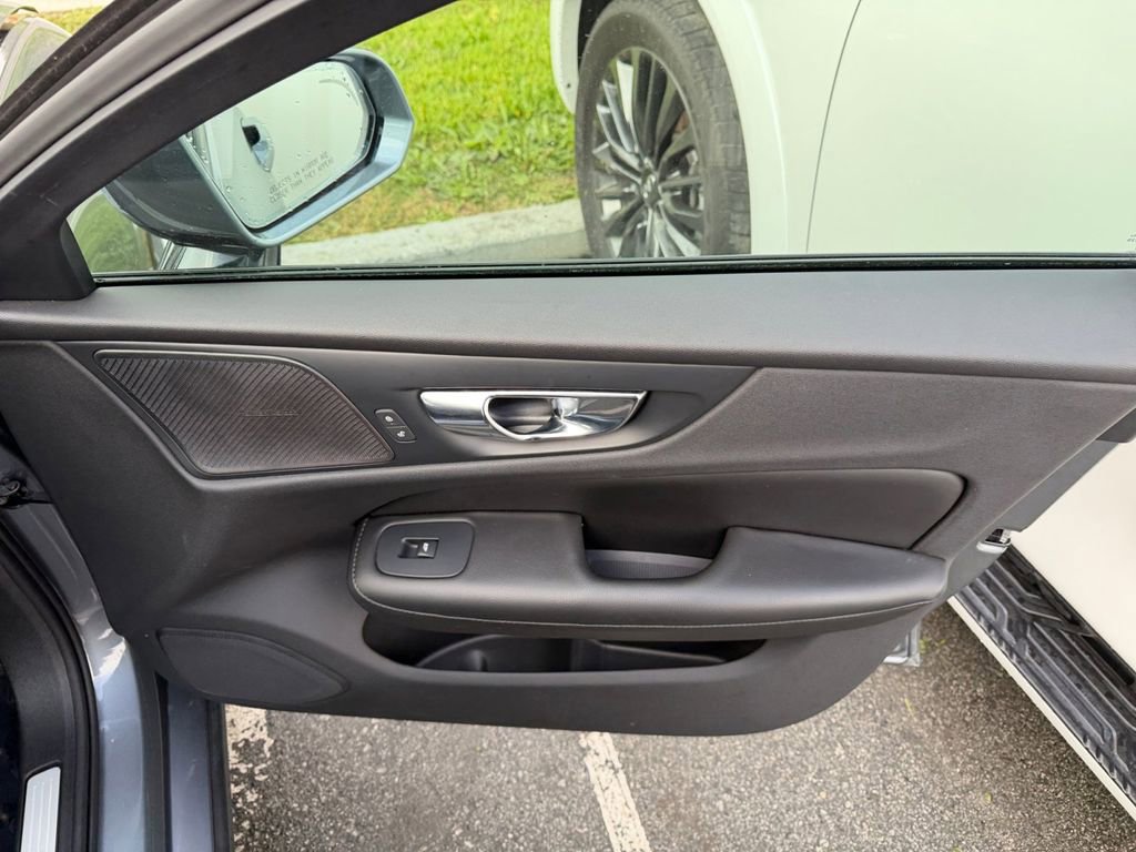 Used 2020 Volvo S60 T5 Momentum image 28