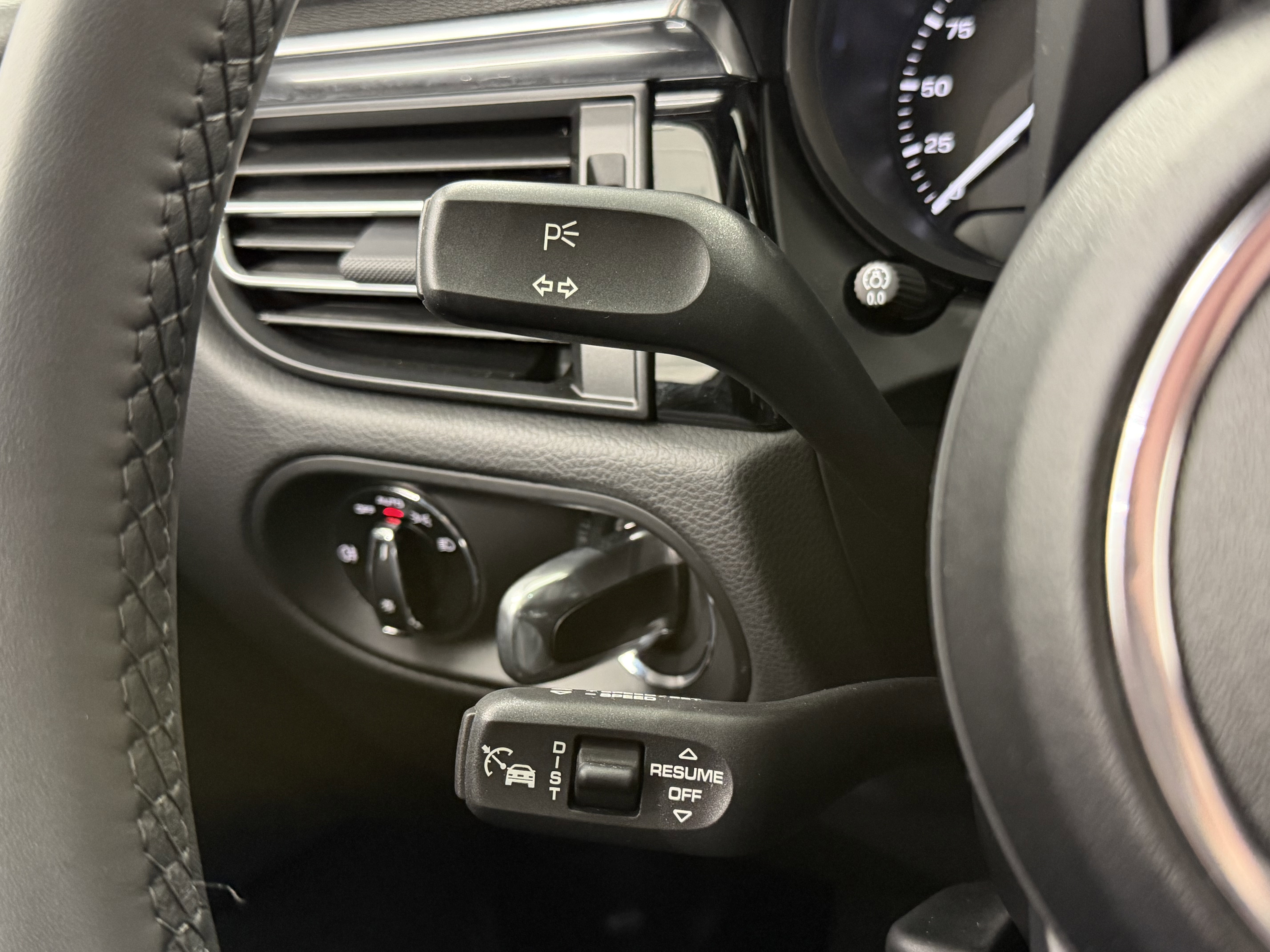 Certified 2025 Porsche Macan AWD/4WD image 46