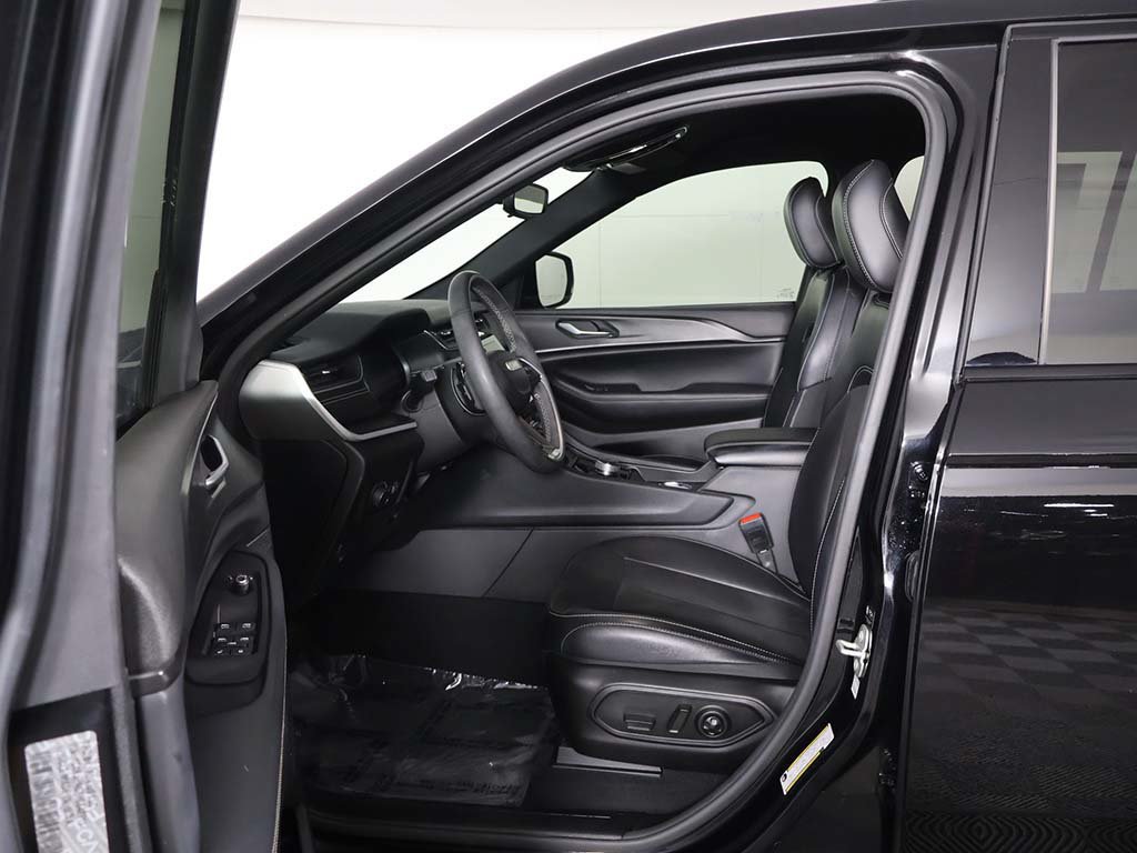 Used 2023 Jeep Grand Cherokee Altitude AWD/4WD image 28