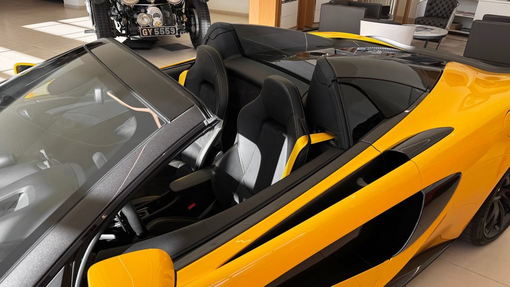 Used 2019 McLaren 570S Spider RWD image 17