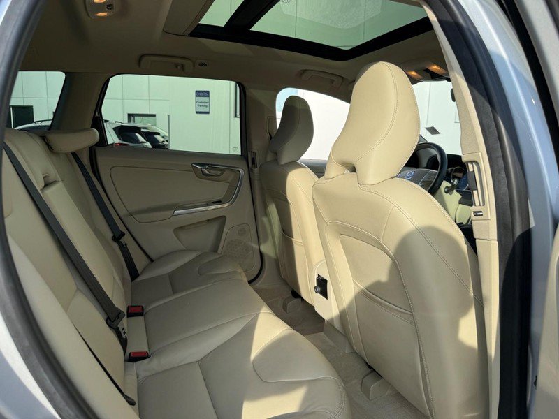 Used 2016 Volvo XC60 T5 Premier w/ Proximity Package FWD image 11
