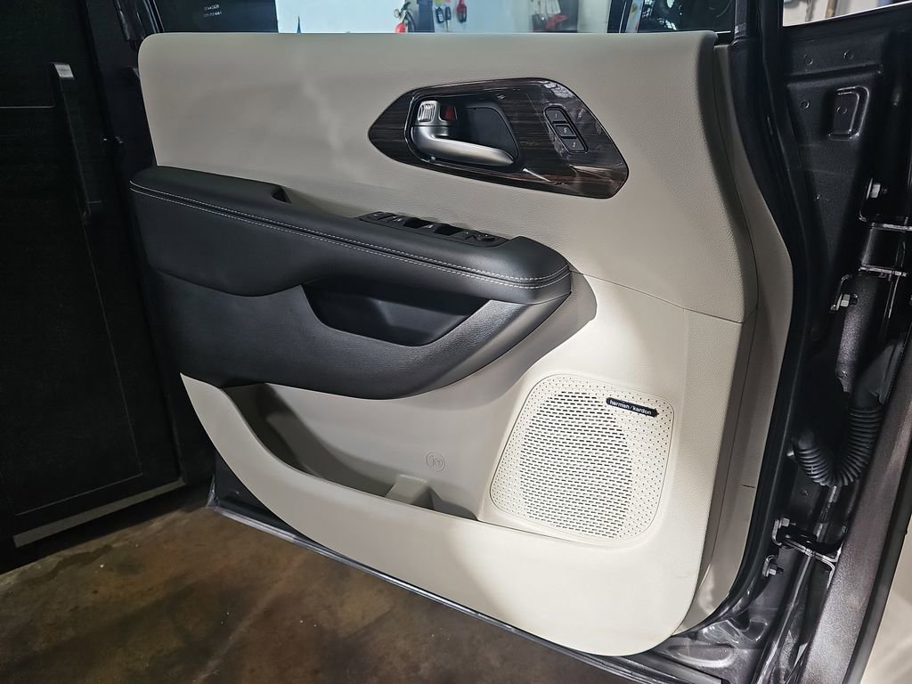 Used 2023 Chrysler Pacifica Limited w/ Uconnect Theater Family Group image 32