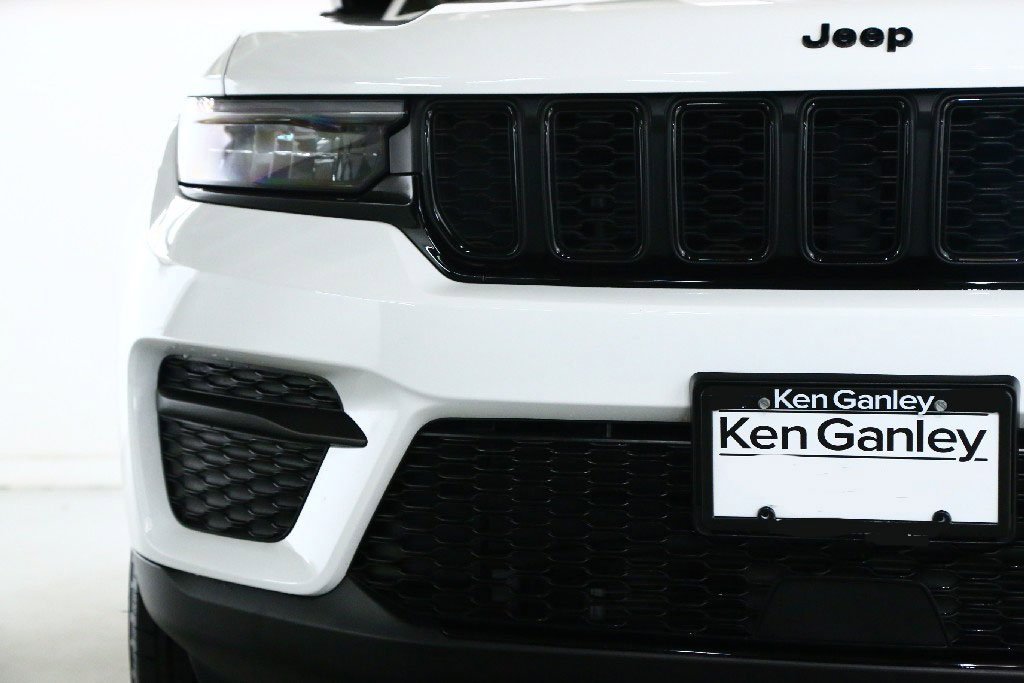 Used 2025 Jeep Grand Cherokee Altitude image 7