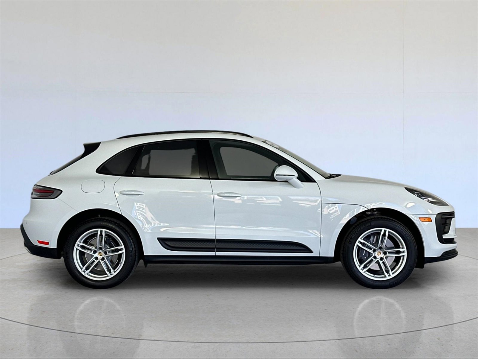 Used 2025 Porsche Macan image 9