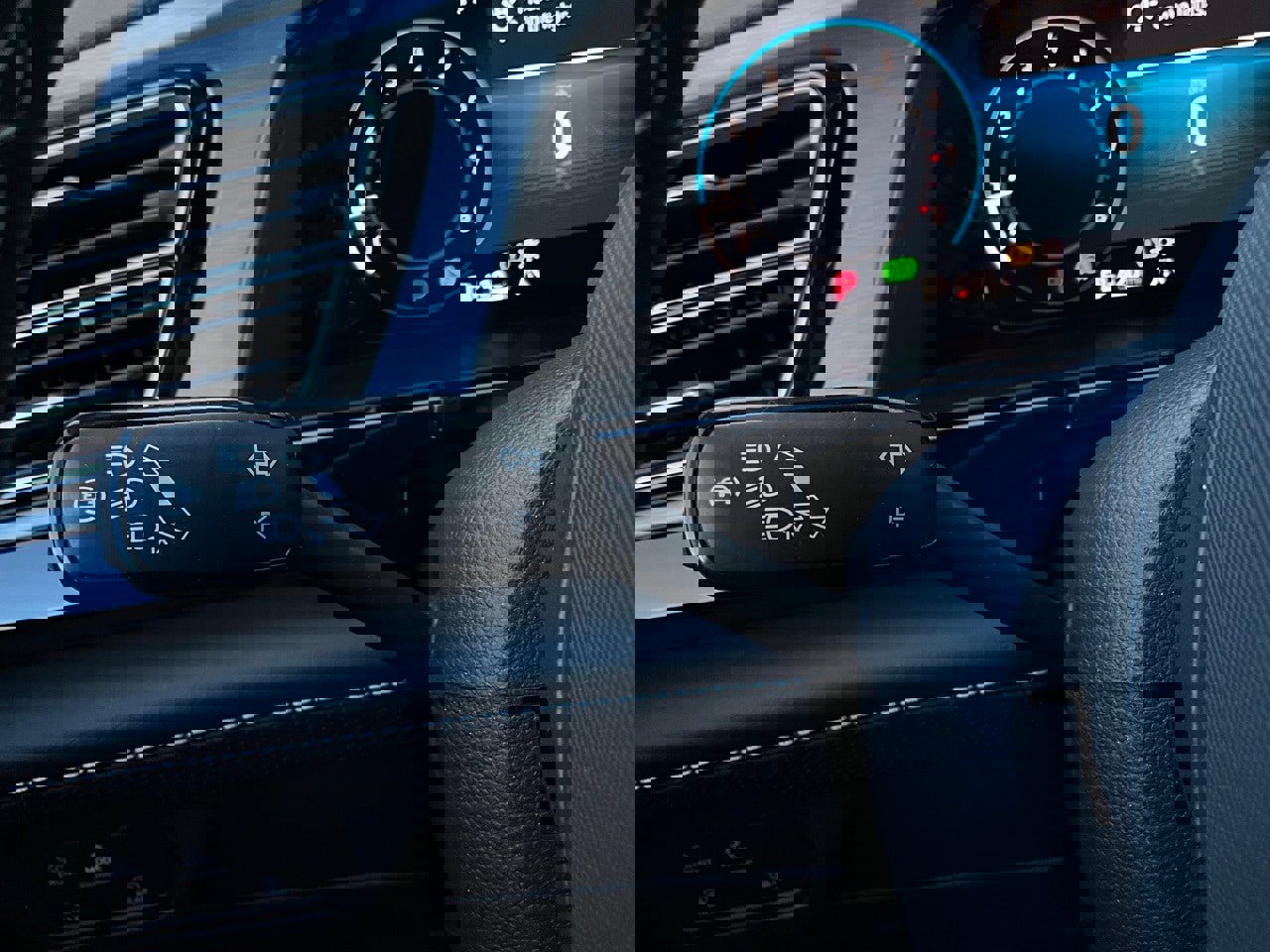 Used 2025 Volkswagen Atlas Cross Sport SE image 36