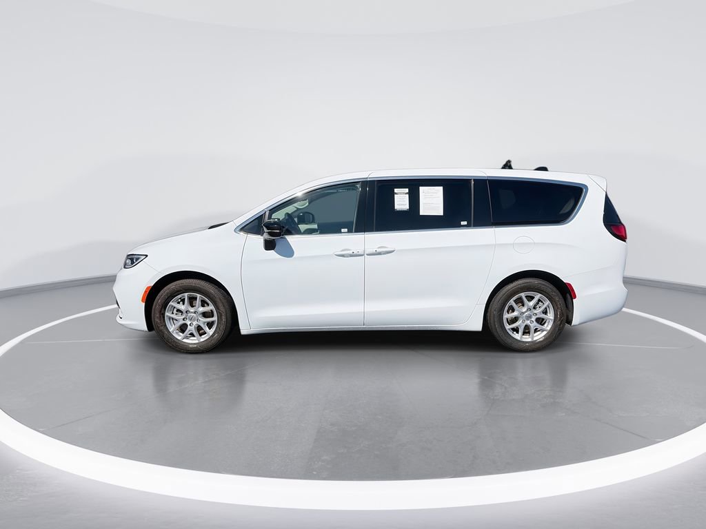 Used 2024 Chrysler Pacifica Touring-L FWD image 5