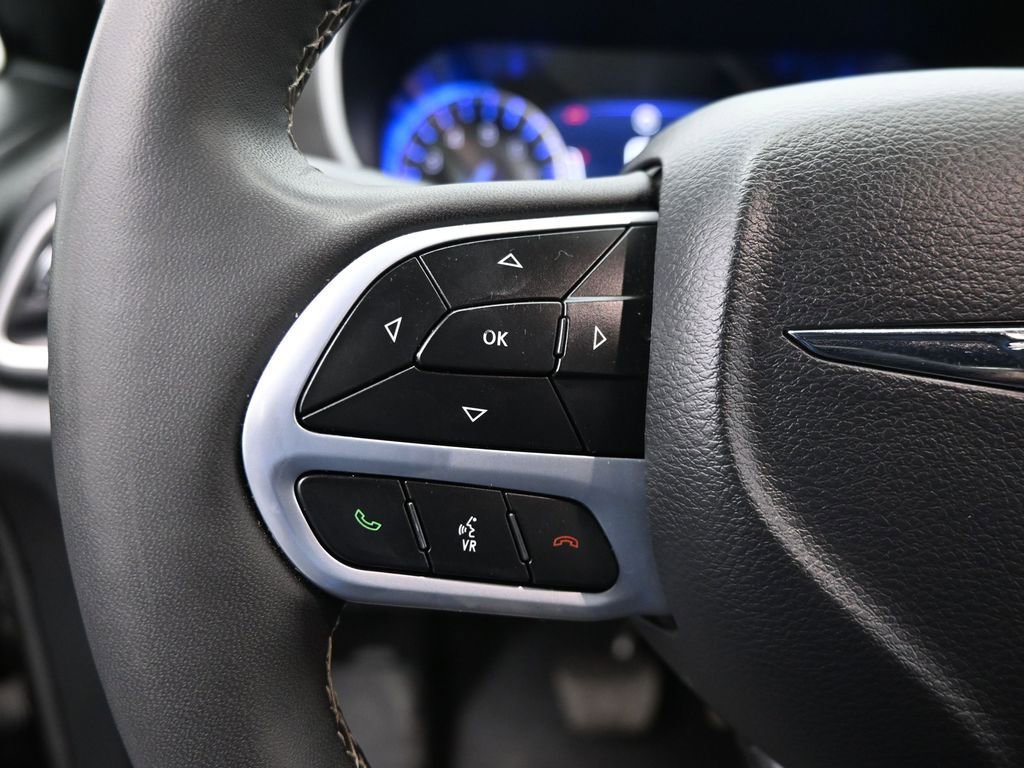 Used 2025 Chrysler Pacifica Select image 17