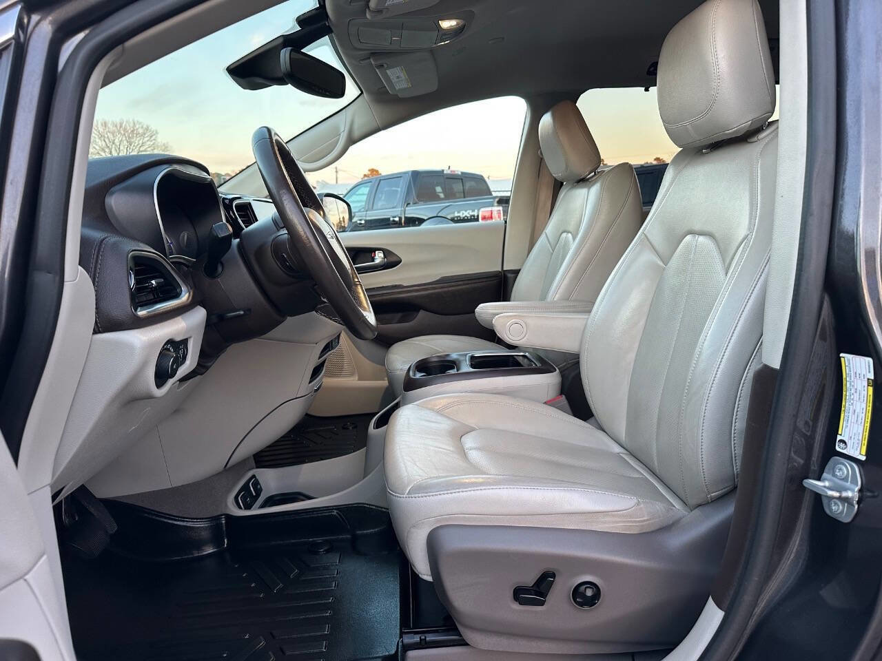 Used 2021 Chrysler Pacifica Touring-L FWD image 2