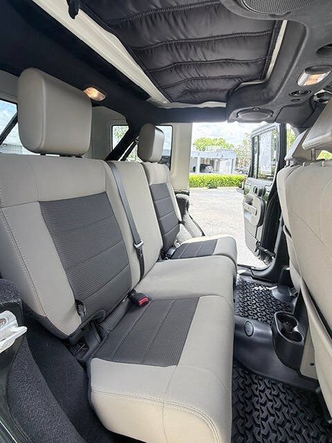 Used 2010 Jeep Wrangler Unlimited Rubicon AWD/4WD image 14