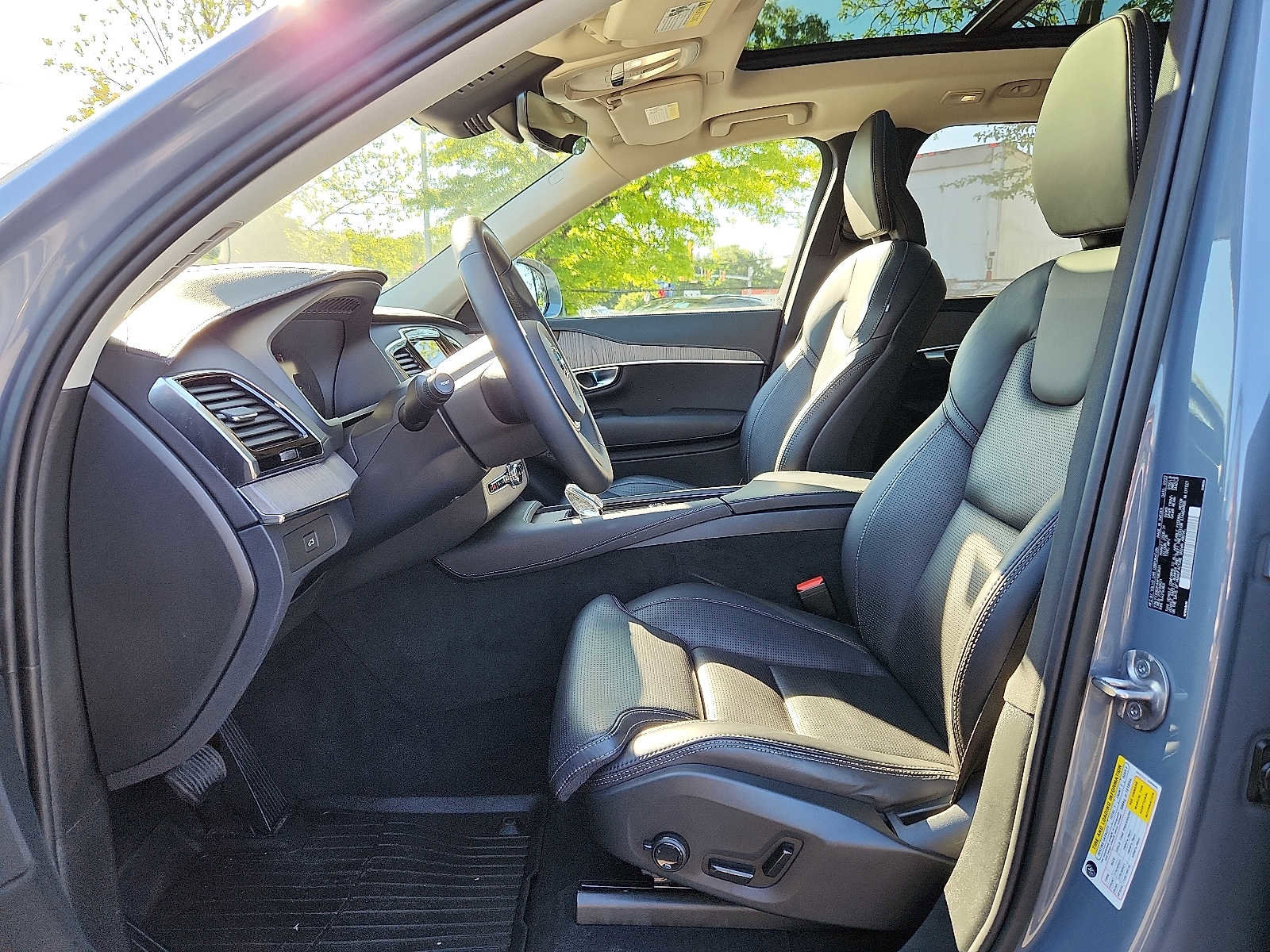 Certified 2023 Volvo XC90 B6 Ultimate w/ Protection Package Premier AWD/4WD image 13