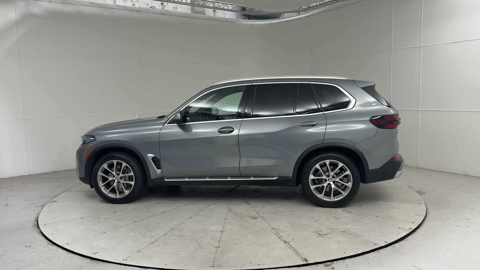 Used 2024 BMW X5 xDrive40i w/ Premium Package AWD/4WD image 5