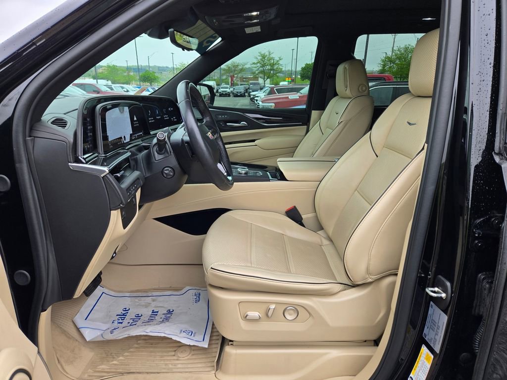 Used 2023 Cadillac Escalade Premium Luxury AWD/4WD image 17